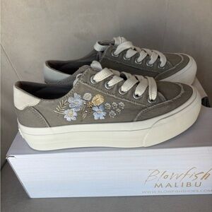 NWT Blowfish Women's Floral Embroidered Sneakers size 6.5